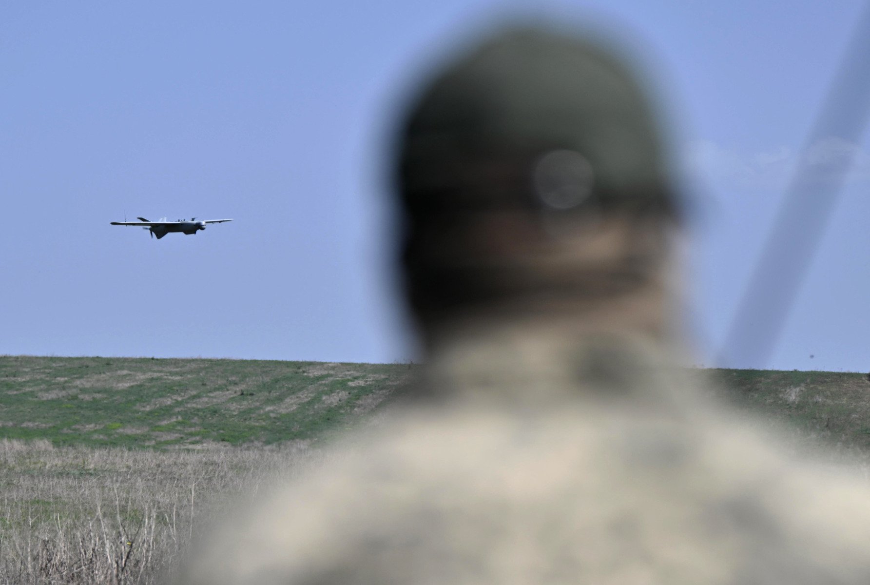 Comisia Europeană a lansat un plan ambițios pentru a contracara amenințările crescânde generate de drone și baloane meteorologice în spațiul aerian al Uniunii, semnalând o ajustare a strategiei de securitate în contextul unor riscuri tot mai sofisticate și diverse