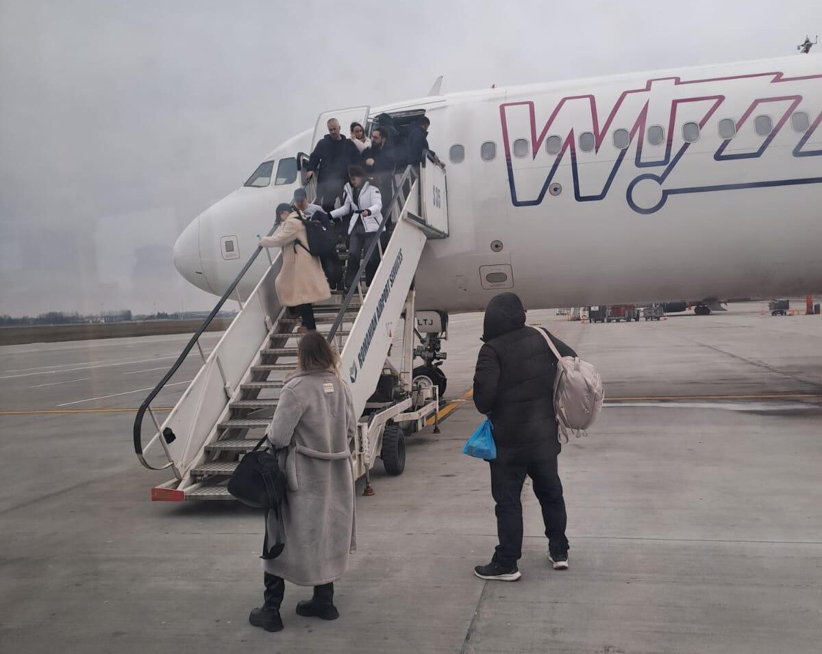 Un incident tensionat a avut loc la bordul unui zbor operat de compania aeriană Wizz Air, pe ruta București-Madrid, stârnind îngrijorări atât în rândul pasagerilor, cât și în spectrul industriei aviatice din România