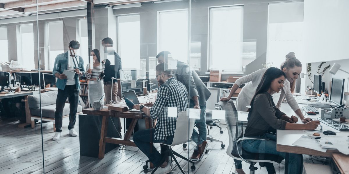 Angajati-intr-un-birou-FOTO-Shutterstock.jpg - JurnalUrban