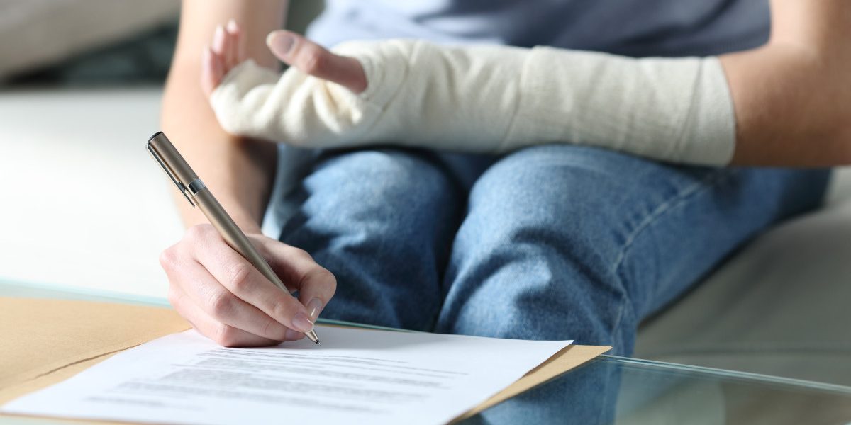 Avocatul Poporului atacă la CCR măsura Guvernului privind neplata primei zile a concediilor medicale. Ce argumente ridică