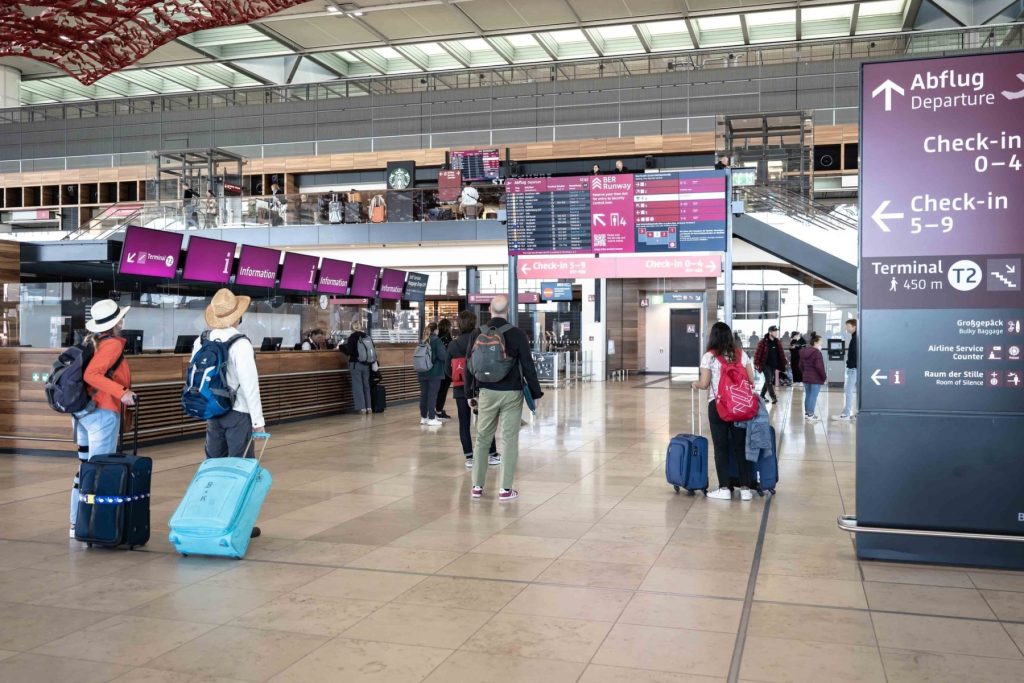 Traficul pe aeroportul internațional din Berlin a fost complet blocat vineri dimineață, din cauza temperaturilor extrem de scăzute și a condițiilor meteorologice periculoase, ceea ce a dus la suspendarea operațiunilor de decolare și aterizare