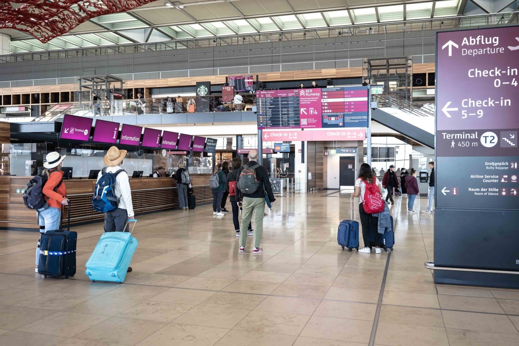Traficul pe aeroportul internațional din Berlin a fost complet blocat vineri dimineață, din cauza temperaturilor extrem de scăzute și a condițiilor meteorologice periculoase, ceea ce a dus la suspendarea operațiunilor de decolare și aterizare