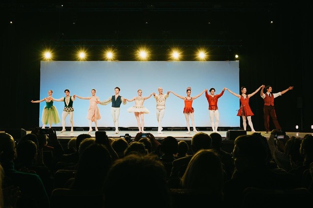 Balerinii-din-distributie-la-apalauze-la-finalul-Galei_Foto-Alex-Damian-.jpeg - JurnalUrban