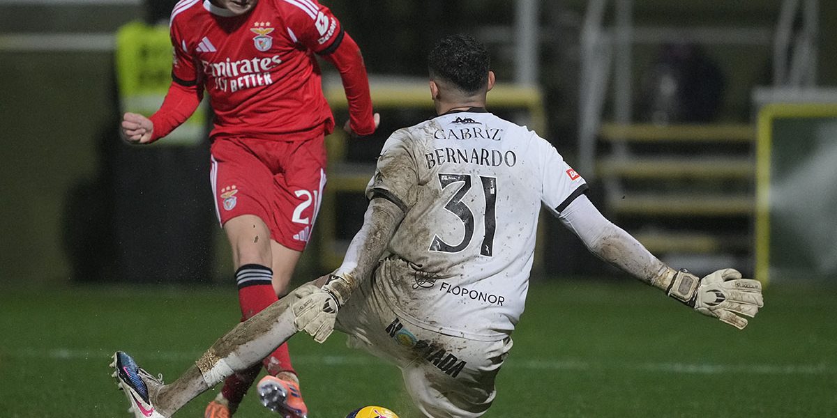 Benfica empata travado pelo muro de Tondela e o mau tempo que não ajudou