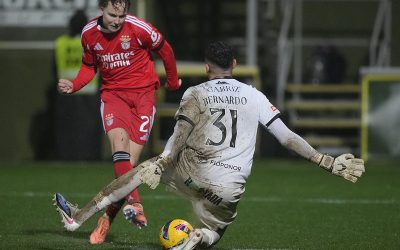 Benfica empata travado pelo muro de Tondela e o mau tempo que não ajudou