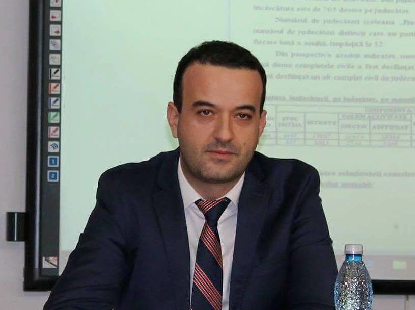 Scandal la Tribunalul Vâlcea: Înregistrări ce ar putea zdruncina imaginea justiției locale Un nou val de controverse s-a pornit în instanțele Vâlcii, odată cu divulgarea unor înregistrări audio care aduc la lumină detalii nepublicate anterior despre un incident ce implică judecătorul Bogdan Mateescu și o grefieră din cadrul Tribunalului Vâlcea