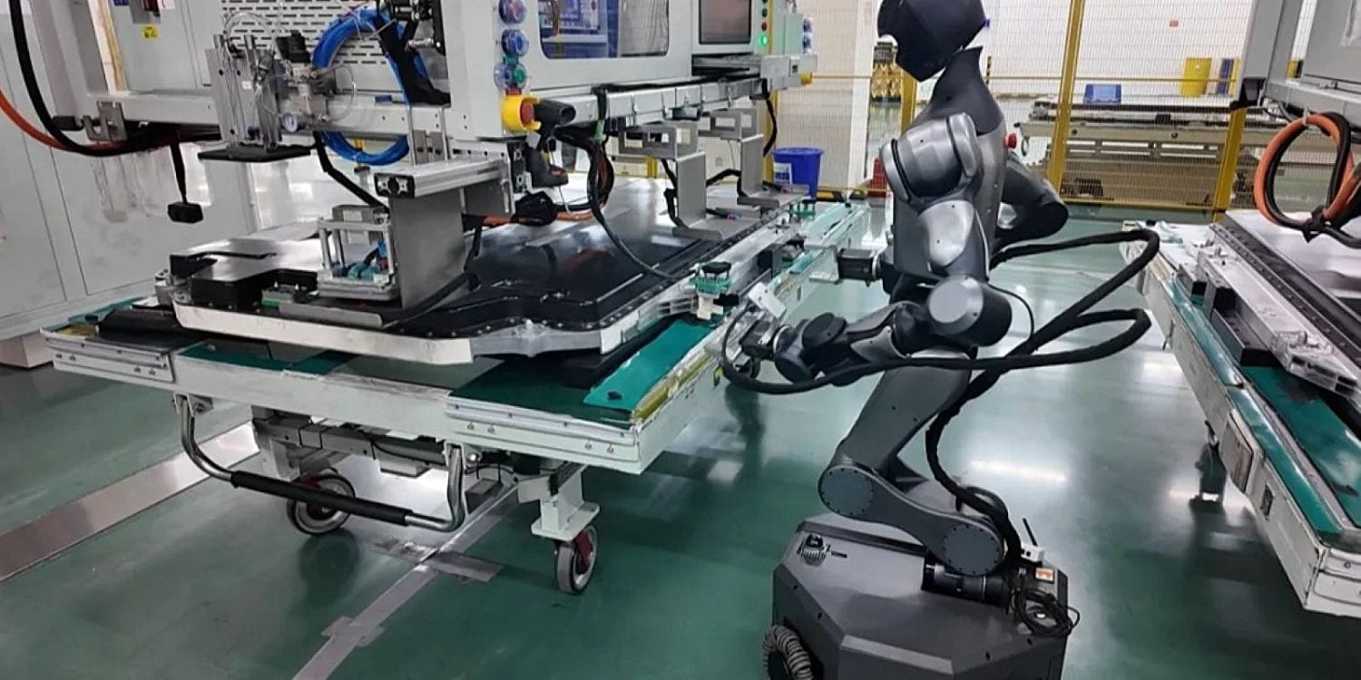 În industrializarea bateriilor pentru mașini electrice, schimbarea adusă de roboții umanoizi devine tot mai vizibilă, nu doar în laboratoare, ci și pe liniile de producție