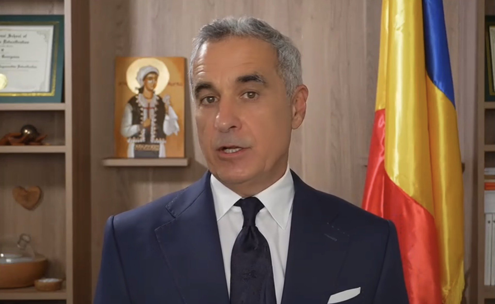 Călin Georgescu, fost candidat la președinția României și o figură controversată din mediul politic, a revenit în centrul atenției după ce a comentat raportul preliminar al Comisiei juridice a Congresului SUA, document care pune la îndoială validitatea deciziei de anulare a alegerilor prezidențiale din România