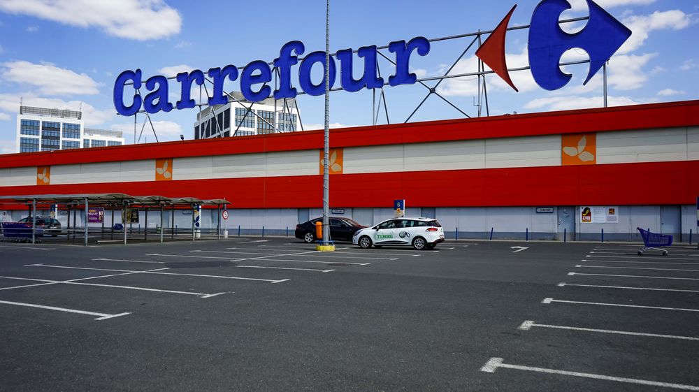 Carrefour vinde oficial afacerea de peste 3 miliarde de euro din România. Proprietarii Dedeman vor prelua magazinele