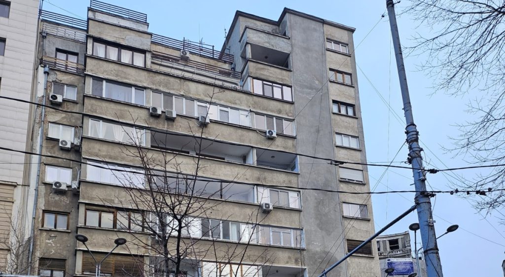 Chiriile locuințelor administrate de Administrația Fondului Imobiliar (AFI) din București, care au rămas neschimbate de aproape 16 ani, s-ar putea triple sau chiar de zeci de ori începând cu anul viitor, după ce primarul general Ciprian Ciucu a anunțat intenția de a propune această măsură în Consiliul General al Capitalei