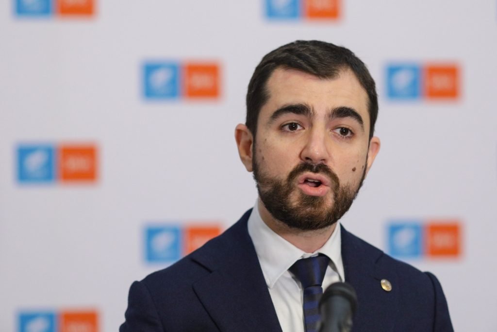 Deputatul USR Claudiu Năsui susține că intrarea României în recesiune nu trebuie imputată premierului Ilie Bolojan, argumentând că această situație economică este rezultatul unor măsuri luate pentru stabilizarea finanțelor publice