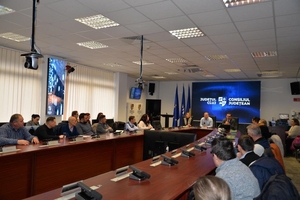 Primăriile comunale din județul Cluj, inclusiv orașul Huedin, sunt pe cale să beneficieze de un nou sistem digital menit să simplifice și să unifyze procedurile administrative locale