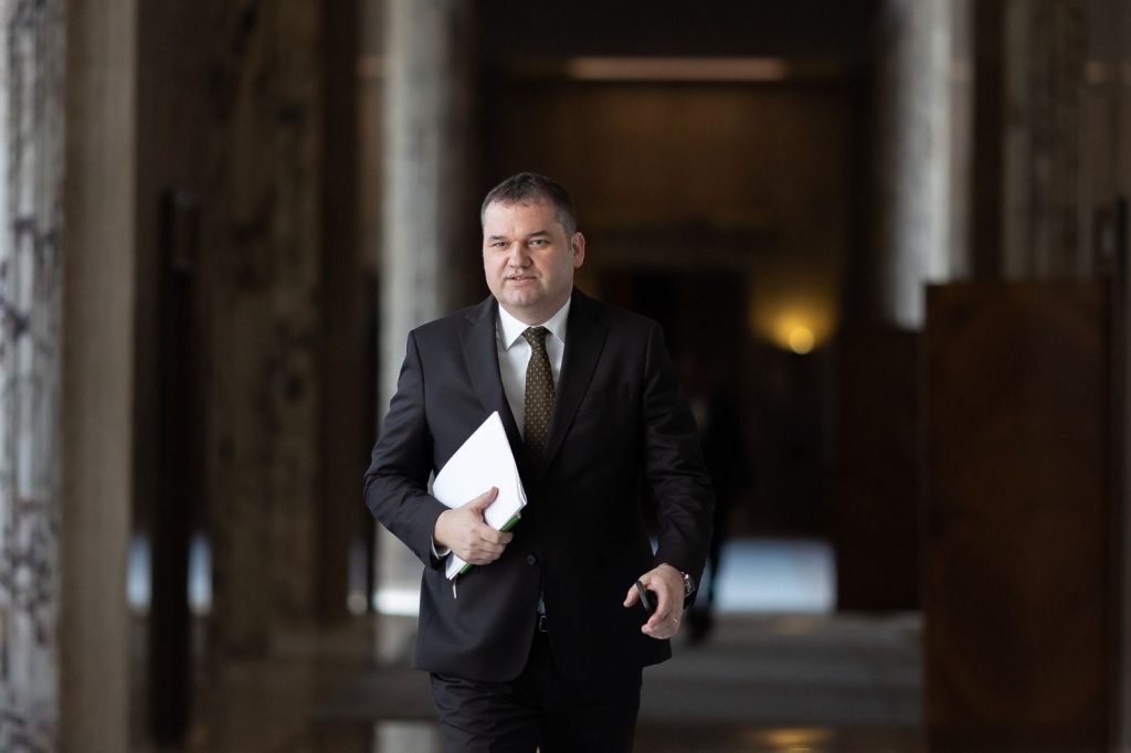 În cadrul unei recente conferinţe de presă susţinută la Palatul Victoria, Ministrul Dezvoltării, Cseke Attila, a declarat că ordonanţa de urgenţă privind administraţia prevede o nouă schimbare radicală: mobilitatea prin rotaţie a funcţiilor publice de conducere, instituindu-se un maximum de două mandate de câte cinci ani