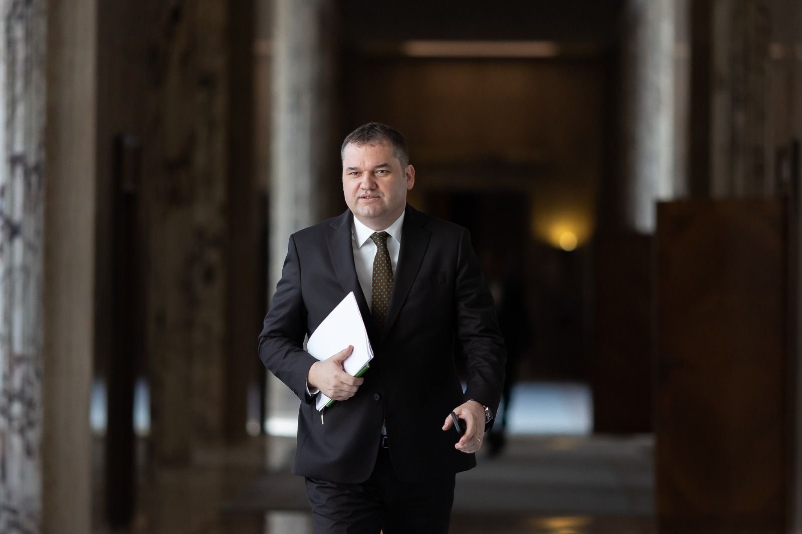În cadrul unei recente conferinţe de presă susţinută la Palatul Victoria, Ministrul Dezvoltării, Cseke Attila, a declarat că ordonanţa de urgenţă privind administraţia prevede o nouă schimbare radicală: mobilitatea prin rotaţie a funcţiilor publice de conducere, instituindu-se un maximum de două mandate de câte cinci ani