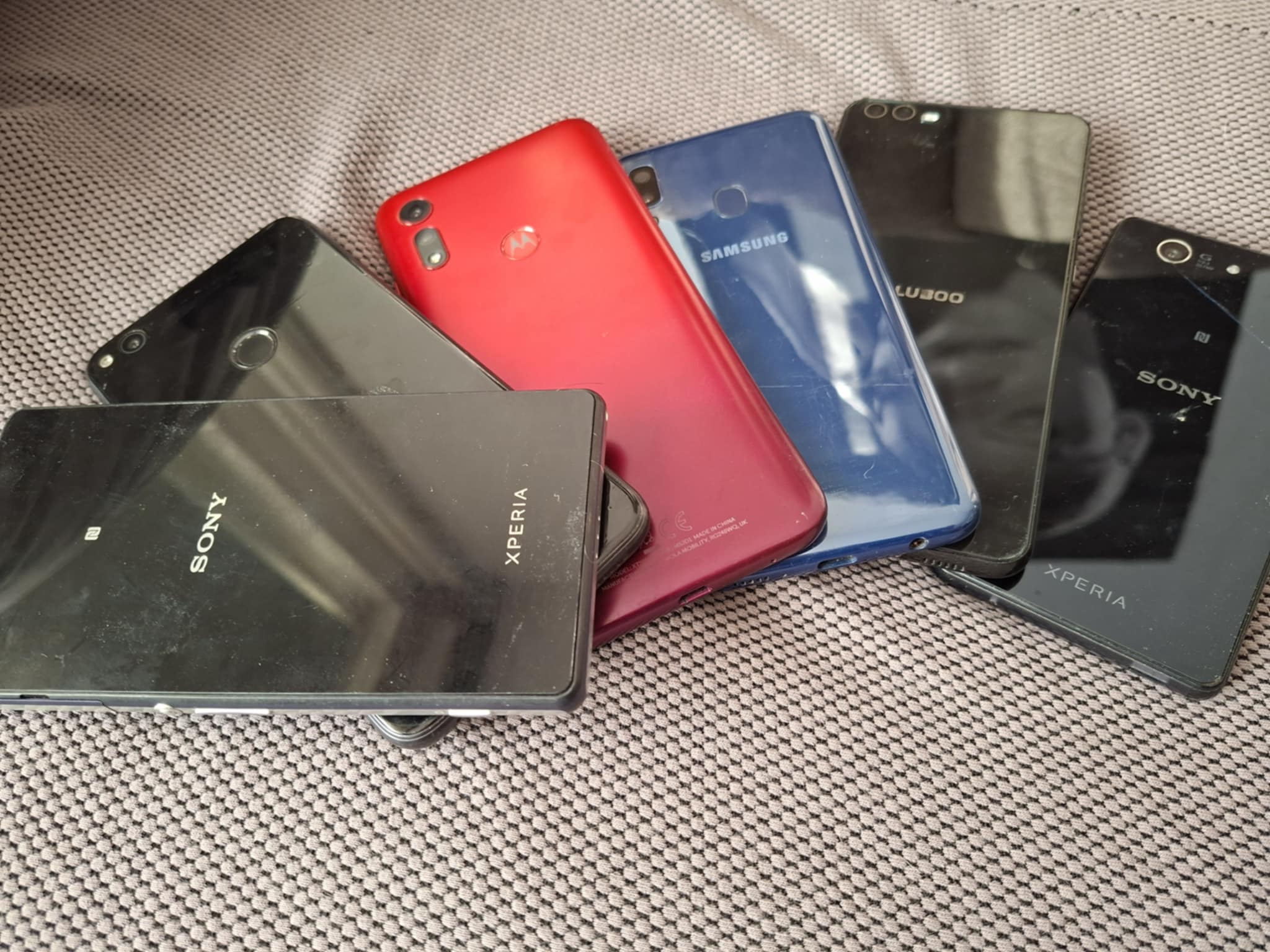 Transformă un telefon vechi într-o cameră de supraveghere – soluție economică și sustenabilă pentru securitatea casei tale Întrebarea fundamentală este adesea aceeași: ce faci cu telefoanele vechi, care încă funcționează, dar au rămas nefolosite într-un sertar? În loc să le lași să se degradeze, să devină deșeuri electronice sau pur și simplu să le arunci, poți transforma aceste dispozitive într-o soluție eficientă pentru securitatea locuinței tale