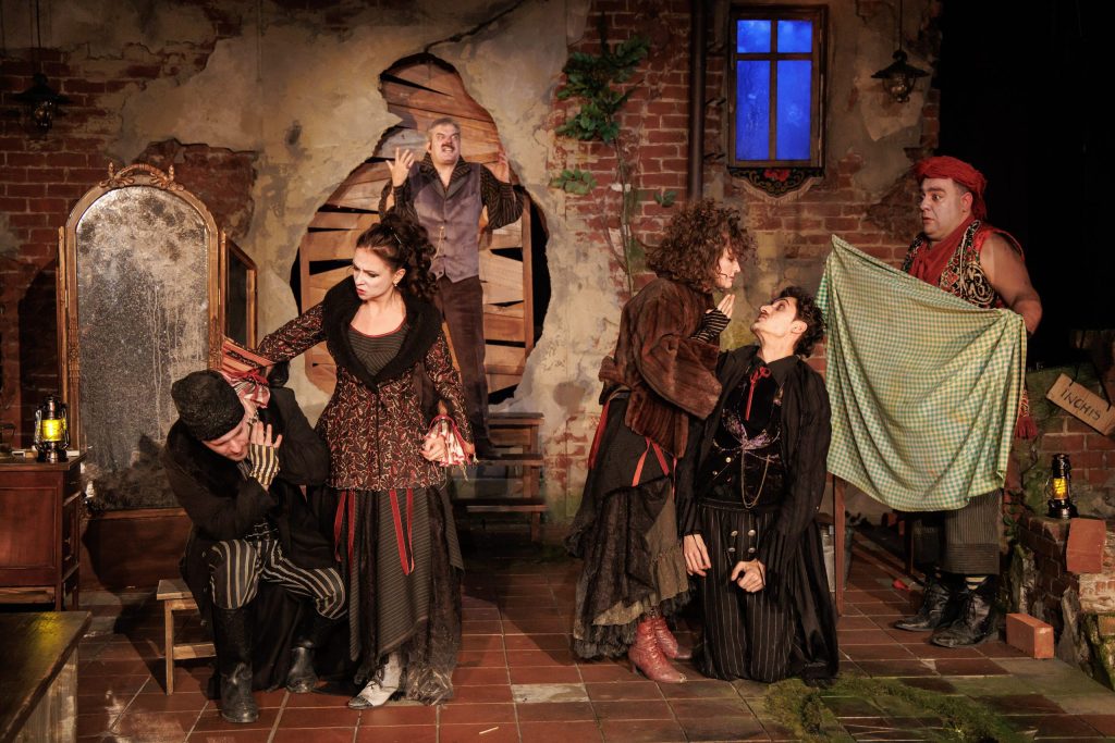 Reprezentațiile celei mai savuroase comedii din teatrul românesc revin pe scena bucureșteană, aducând la viață universul hilar și plin de savoare al lui Ion Luca Caragiale