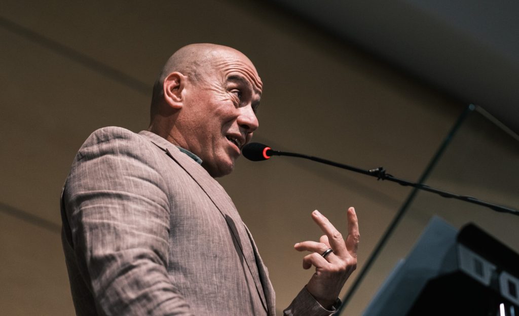 AUR atinge un nou punct de tensiune în peisajul politic românesc: moțiune de cenzură împotriva ministrului Culturii, András Demeter Într-un gest care intensifică deja climatul tensionat din Parlament, partidul extremist Alianța pentru Unitate și Renaștere (AUR) a depus oficial, miercuri, în plenul Senatului, o moțiune simplă împotriva ministrului Culturii, András Demeter