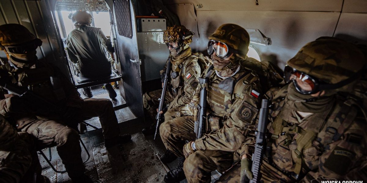 E8iIuU1XsAEmtgh.jpg - JurnalUrban