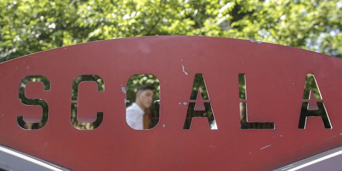 Elev-la-scoala-curtea-scolii-Foto-INQUAM-Photos-Octav-Ganea.jpg - JurnalUrban