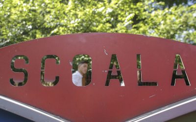 Elev-la-scoala-curtea-scolii-Foto-INQUAM-Photos-Octav-Ganea.jpg - JurnalUrban