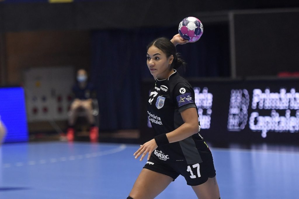 Elizabeth Omoregie, una dintre cele mai valoroase și tumultuoase prezențe ale echipei de handbal CSM București, își face bagajele pentru o nouă aventură în cariera sa
