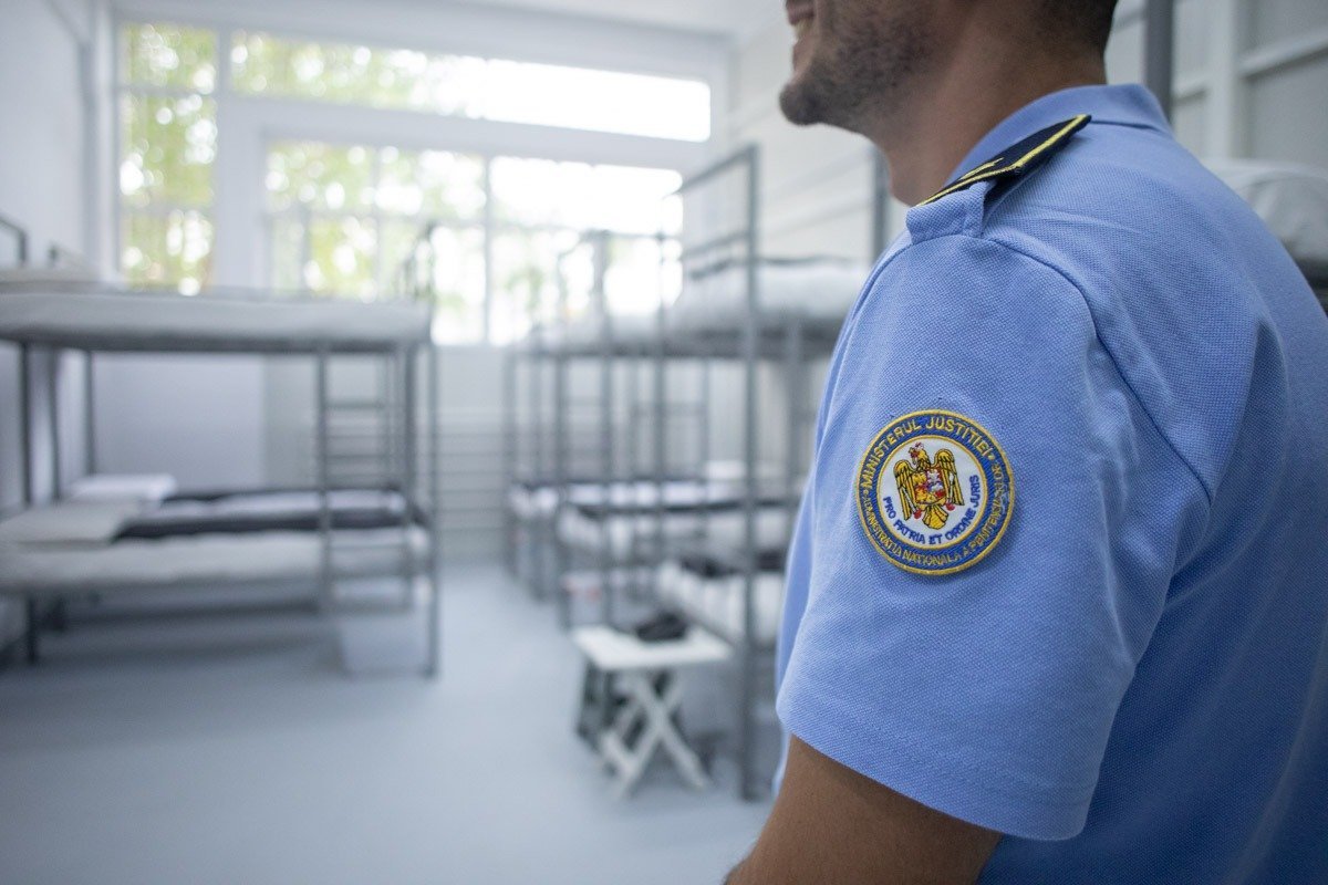 Federația Sindicatelor din Penitenciare rezonează dur după declarațiile lui Kelemen Hunor privind eliminarea normei de hrană pentru personalul de securitate Discuția despre tăierea beneficiilor bănești pentru polițiști, militari și angajații din penitenciare a devenit recent subiectul unor controverse aprinse în sfera publică și politică