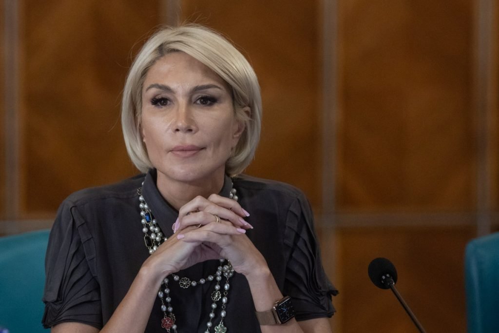 Raluca Turcan: Un pas decisiv pentru eliminarea supraimpozitării contractelor part-time în România Într-un context economic încă marcat de provocările legate de piața muncii și de fiscalitate, deputata PNL Raluca Turcan face un apel pentru schimbări urgente în legislație