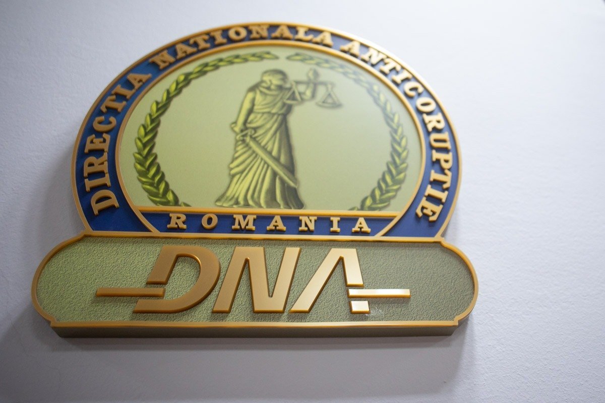 Percheziții VIDEO la Primăria Sectorului 5 în cadrul unor investigații privind corupția în domeniul imobiliar Dimineața de astăzi a adus la Primele acte de descindere în cadrul unui amplu dosar de corupție, coordonat de Direcția Națională Anticorupție (DNA)