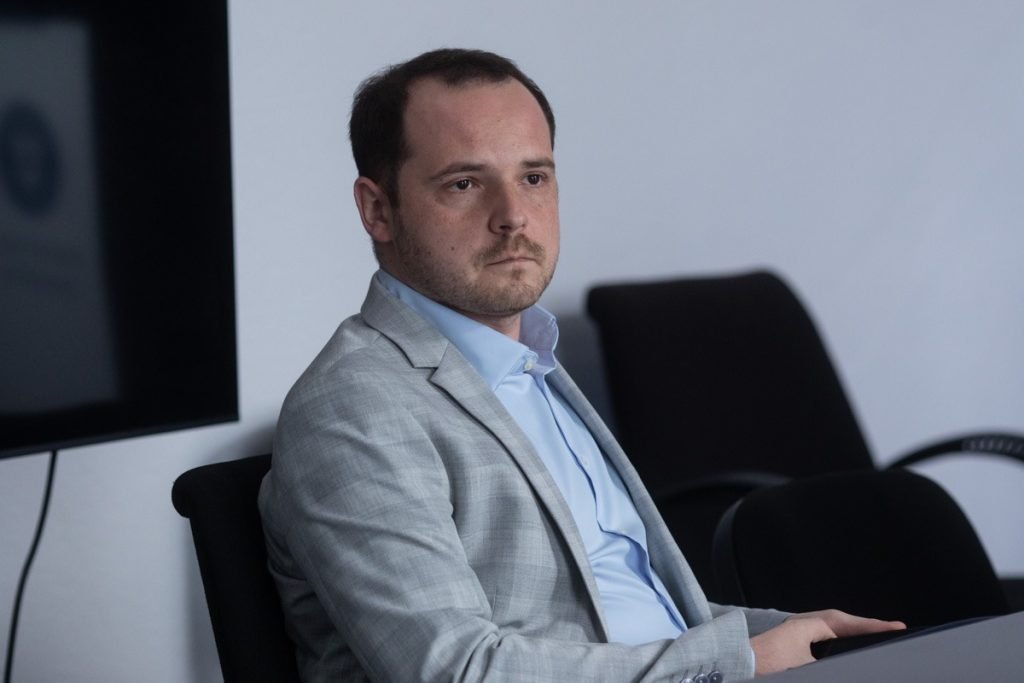 Ministrul Sănătății contestă noul model de organizare a rezidențiatului propus de guvern, atrăgând atenția asupra faptului că acesta ar putea fi dificil de implementat și menționează intenția Ministerului Sănătății de a păstra formatul tradițional pentru sesiunea din 2026