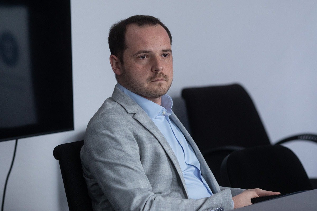 Ministrul Sănătății contestă noul model de organizare a rezidențiatului propus de guvern, atrăgând atenția asupra faptului că acesta ar putea fi dificil de implementat și menționează intenția Ministerului Sănătății de a păstra formatul tradițional pentru sesiunea din 2026