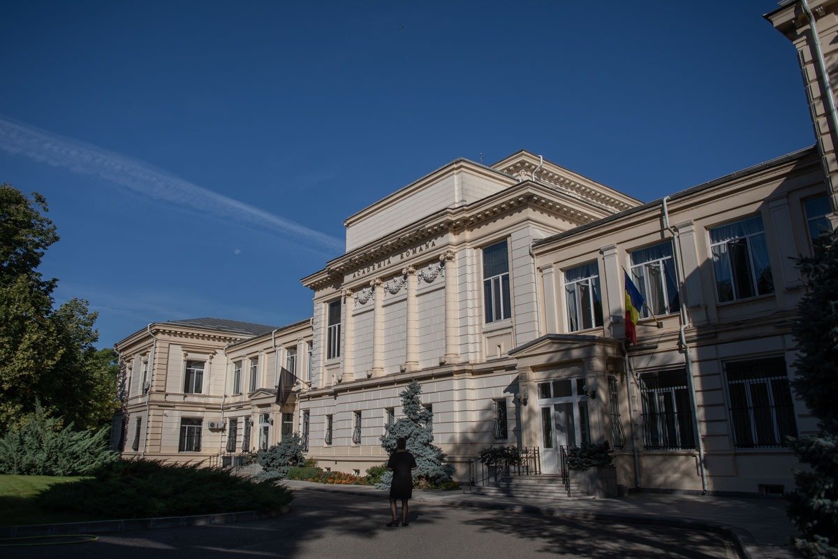 Senatorul USR Ștefan Pălărie a acuzat recent modul în care au fost modificate legile privind conducerea Academiei Române, susținând că acestea ascund, în realitate, “fapte cu iz penal”
