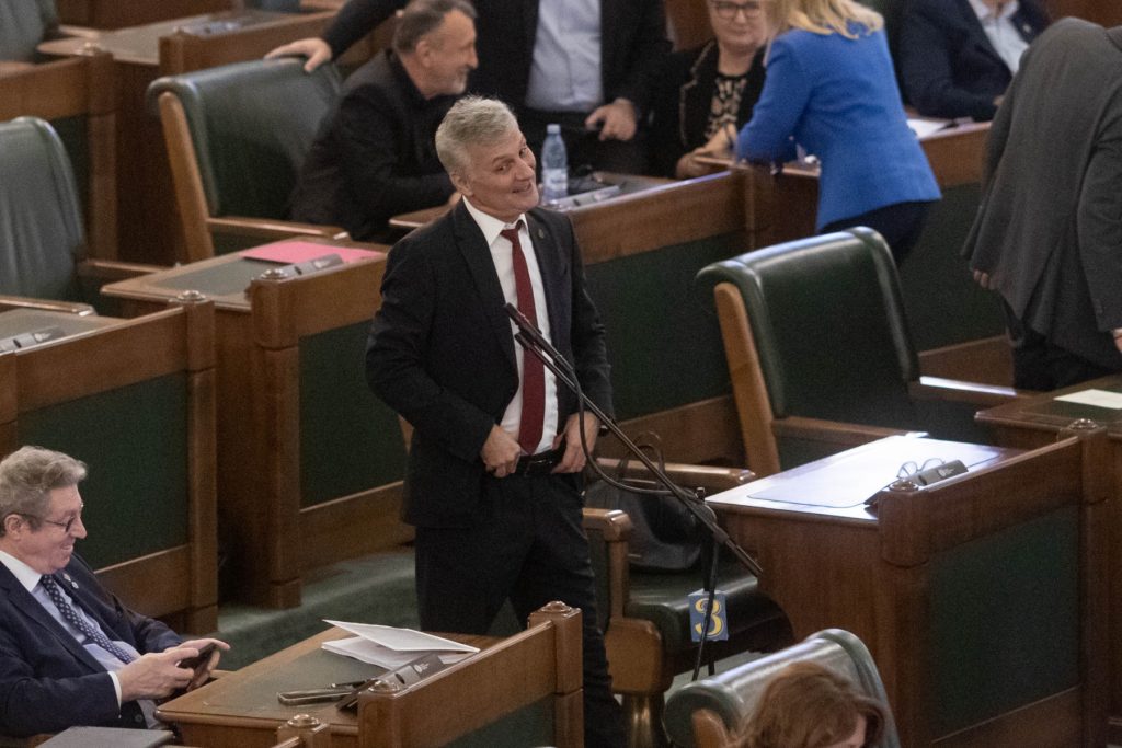 Liderul senatorilor PSD, Daniel Zamfir, acuză decizii unilateral ale premierului Ilie Bolojan și avertizează asupra tensiunilor din coaliție În contextul dezbaterii moțiunii simple privind poziția României referitoare la Acordul UE-Mercosur, senatorul PSD Daniel Zamfir a lansat acuzații grave la adresa prim-ministrului Ilie Bolojan, acuzându-l de luarea unor decizii nesituate, fără consultarea și sprijinul partenerilor din coaliție