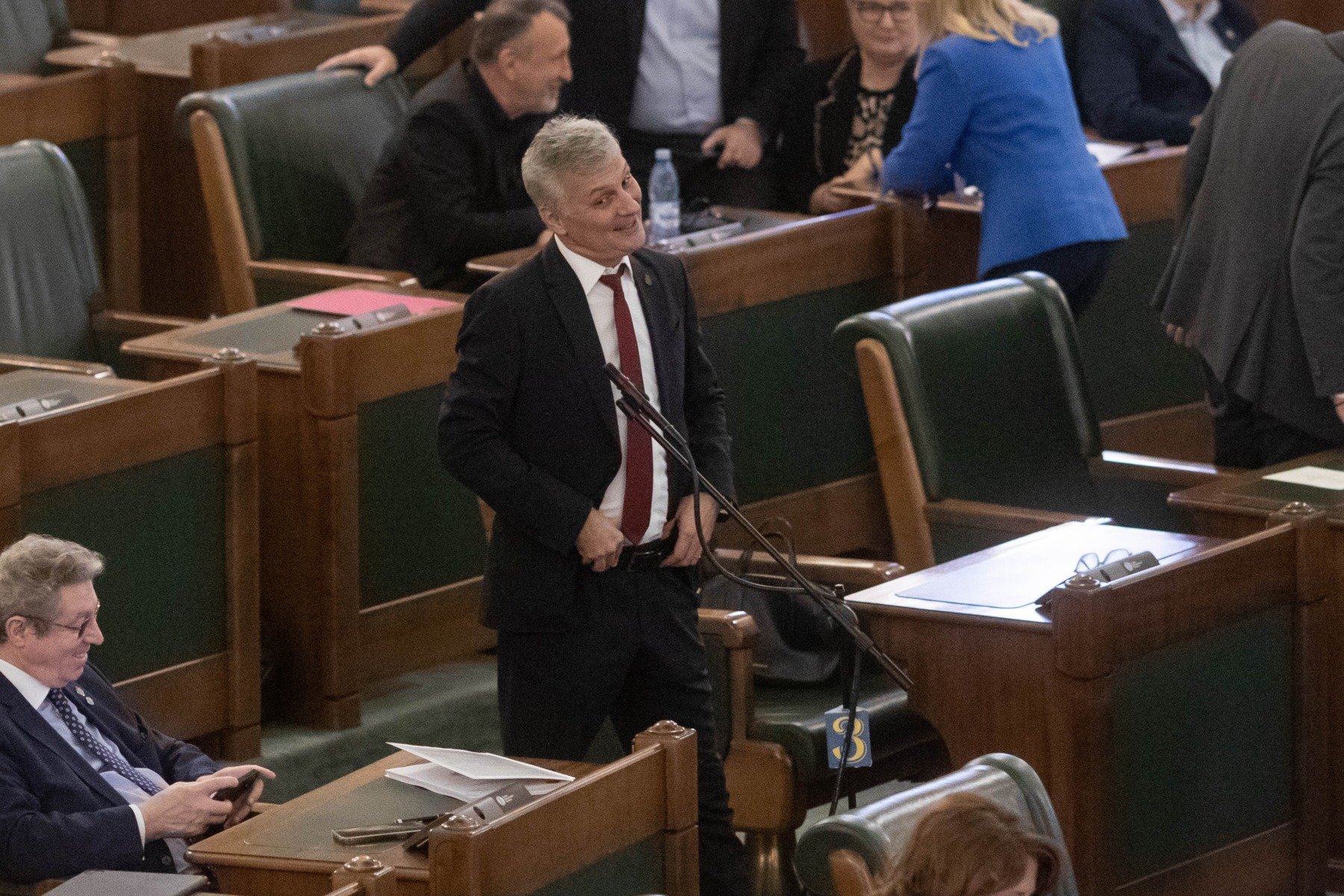 Liderul senatorilor PSD, Daniel Zamfir, acuză decizii unilateral ale premierului Ilie Bolojan și avertizează asupra tensiunilor din coaliție În contextul dezbaterii moțiunii simple privind poziția României referitoare la Acordul UE-Mercosur, senatorul PSD Daniel Zamfir a lansat acuzații grave la adresa prim-ministrului Ilie Bolojan, acuzându-l de luarea unor decizii nesituate, fără consultarea și sprijinul partenerilor din coaliție