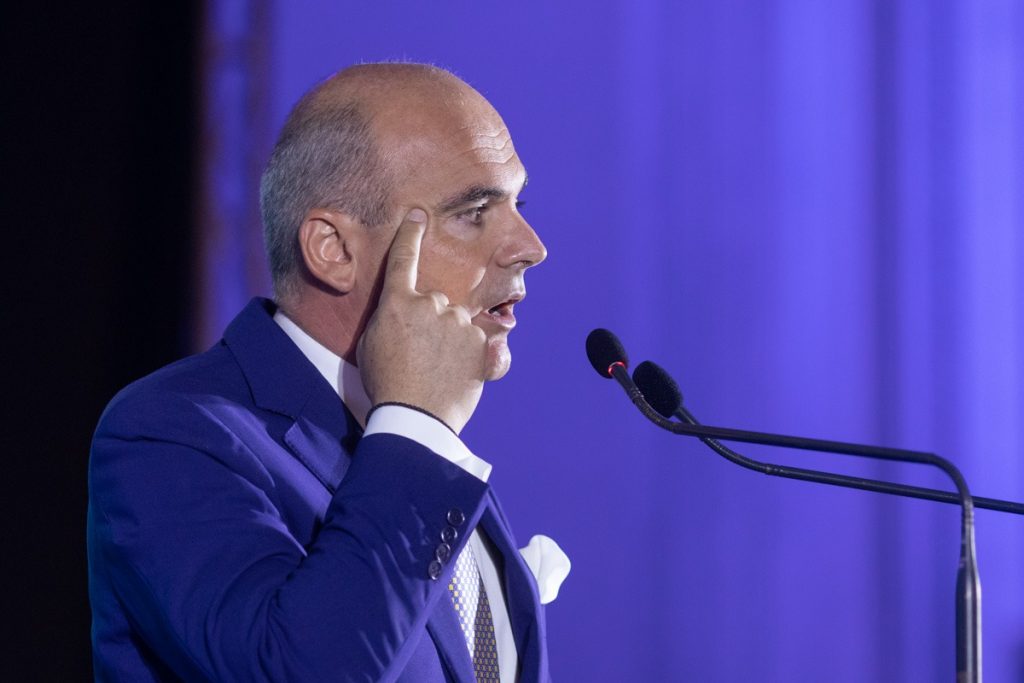 Rareș Bogdan: Ilie Bolojan are susținerea partidului pentru funcția de premier, fiind peste media de încredere a PNL În contextul tensiunilor din interiorul Partidului Național Liberal și al negocierilor pentru desemnarea noului premier, declarațiile recente ale europarlamentarului PNL Rareș Bogdan pot fi interpretate ca un semnal clar al sprijinului partidului față de Ilie Bolojan, fostul prim-vicepreședinte al PNL
