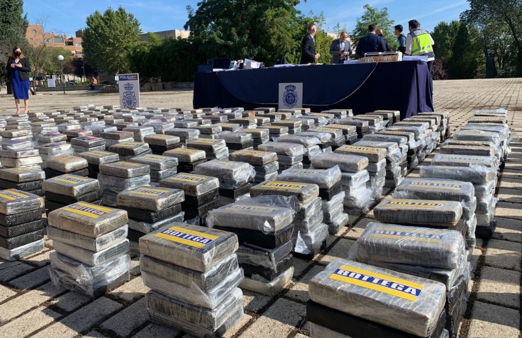 Confiscare de proporții în Franța: aproape 137 de kilograme de cocaină, descoperite într-un camion provenit din Spania Un val recent de acțiuni ale autorităților vamale și judiciare din Franța a dus la o captură de proporții, fiind confiscate aproape 137 de kilograme de cocaină ascunse în cadrul unui container ce fusese trimis din Spania