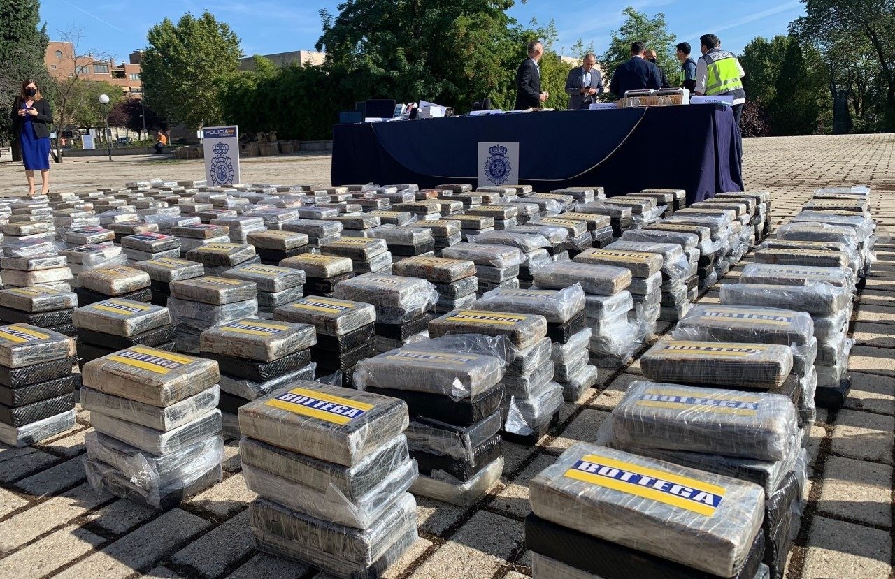 Confiscare de proporții în Franța: aproape 137 de kilograme de cocaină, descoperite într-un camion provenit din Spania Un val recent de acțiuni ale autorităților vamale și judiciare din Franța a dus la o captură de proporții, fiind confiscate aproape 137 de kilograme de cocaină ascunse în cadrul unui container ce fusese trimis din Spania