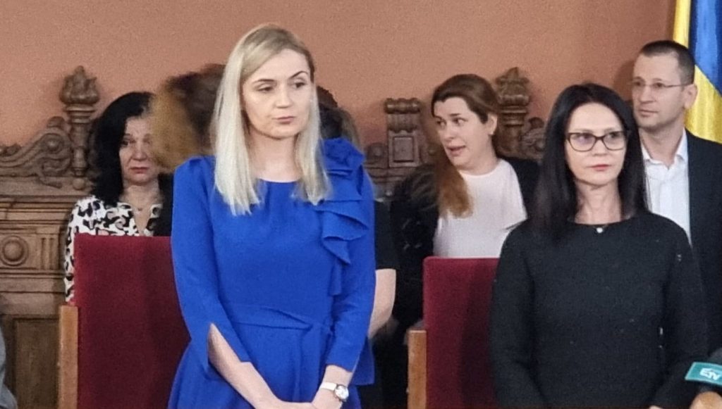 Judecătoarea Ionela Tudor, un nume cunoscut în lumea justiției din România, a avut de suferit într-un mod neașteptat din cauza unei simple, dar fatale, neglijențe verbale
