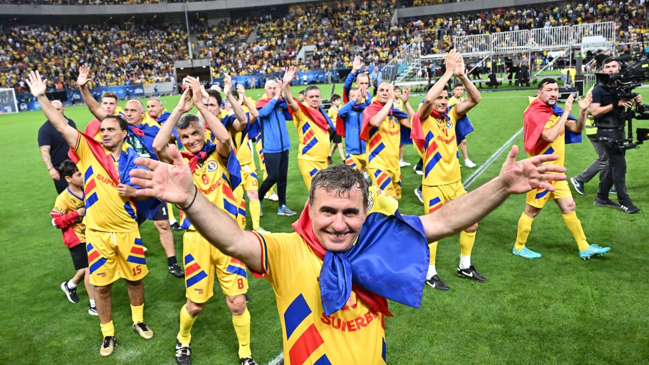 Gheorghe Hagi, „Regele fotbalului românesc”, a împlinit 61 de ani. Fotografii inedite din cariera sa. FOTO