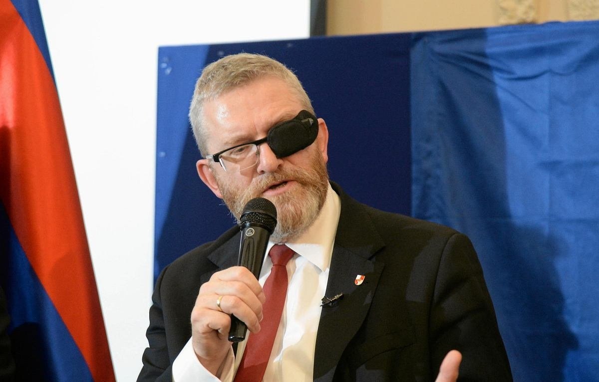 Confederația Coroanei Poloneze, un partid regalist și negaționist emergent, amenință să redeseneze scena politică din Polonia, acumulând în prezent între 8 și 10% din intențiile de vot naționale
