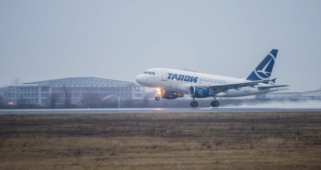 TAROM suspendă zborurile pe ruta București – Satu Mare, iar decizia atrage schimbări semnificative în rețeaua de conexiuni interne Compania aeriană TAROM a anunțat, recent, suspendarea definitivă a zborurilor dintre Aeroportul Internațional „Henri Coandă” din București și Aeroportul Satu Mare