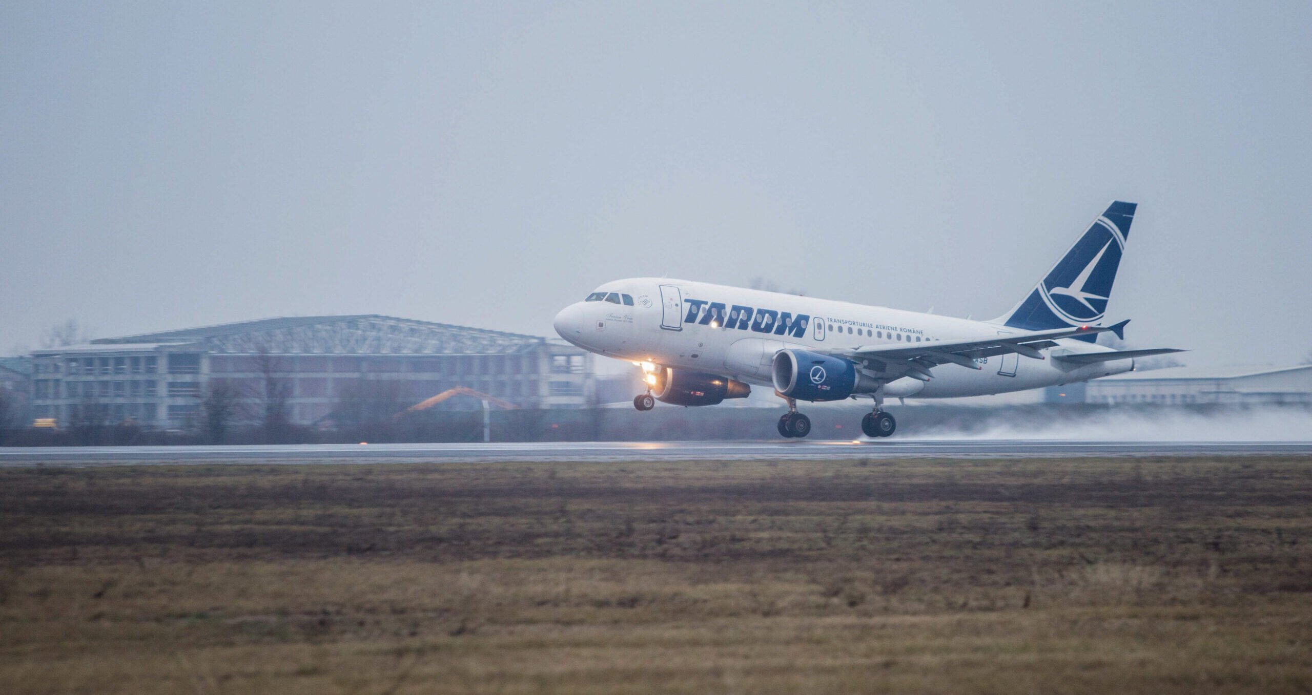 TAROM suspendă zborurile pe ruta București – Satu Mare, iar decizia atrage schimbări semnificative în rețeaua de conexiuni interne Compania aeriană TAROM a anunțat, recent, suspendarea definitivă a zborurilor dintre Aeroportul Internațional „Henri Coandă” din București și Aeroportul Satu Mare