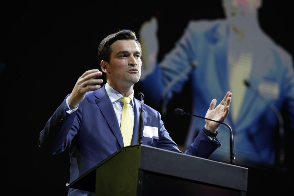 Tensiune în PNL București: O posibilă remaniere a liderilor de sectoare provoacă reacții și fățărnicie politică Într-un moment în care PNL București se află în plină reorganizare, planurile de înlocuire a liderilor de sectoare au stârnit controverse aprinse în interiorul organizației și au pus sub semnul întrebării echilibrul politic la nivelul Capitalei