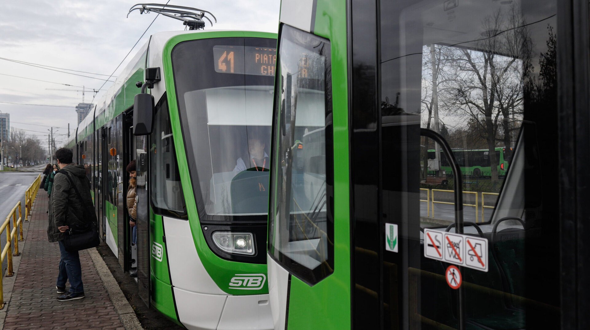 Primăria Municipiului București a confirmat oficial că serviciul de transport în comun al Societății de Transport București (STB) va păstra gratuitatea pentru pensionari, respingând astfel zvonurile care circulau recent privind posibilitatea eliminării acestei facilități