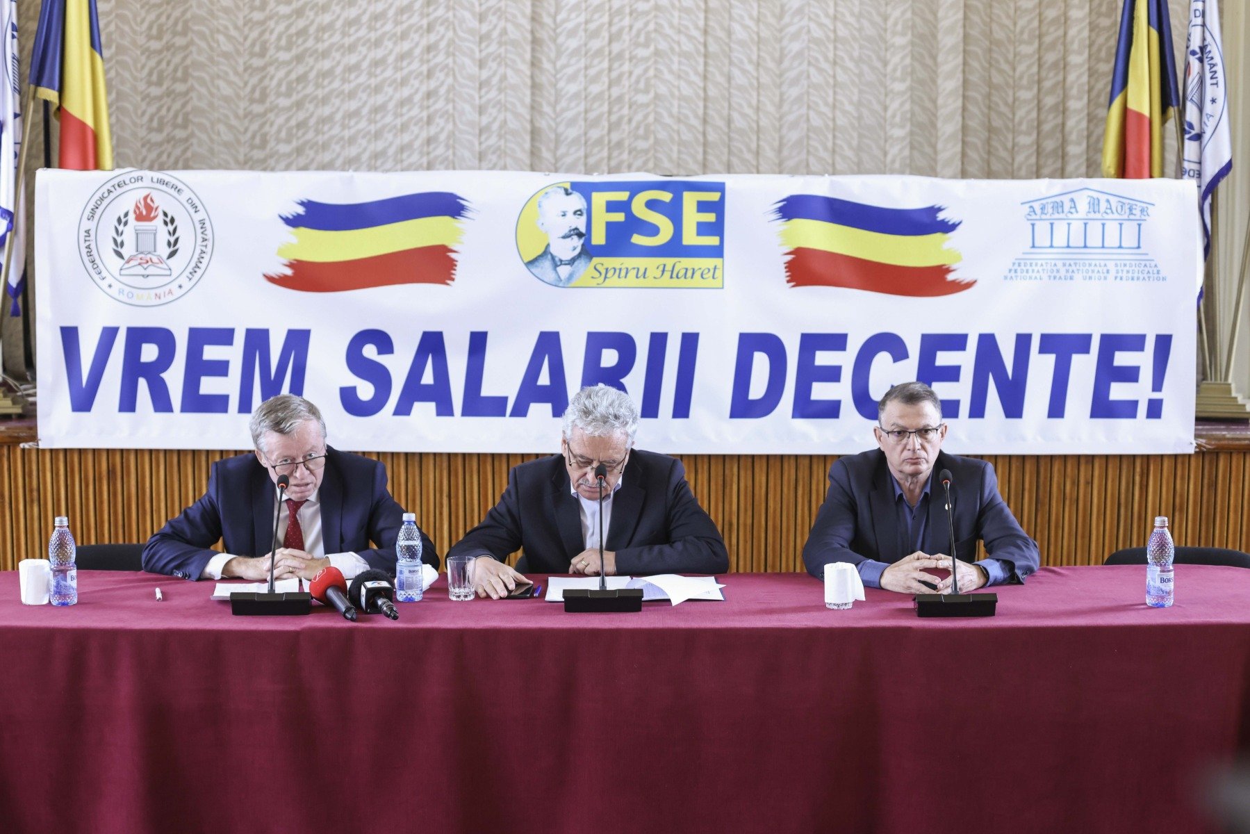 Respins în Camera Deputaților: Propunerea USR pentru eliminarea privilegiilor liderilor de sindicat din învățământ Plenul Camerei Deputaților a respins miercuri propunerea legislativă inițiată de USR, menită să elimine privilegiile de care beneficiază liderii de sindicat din învățământul preuniversitar