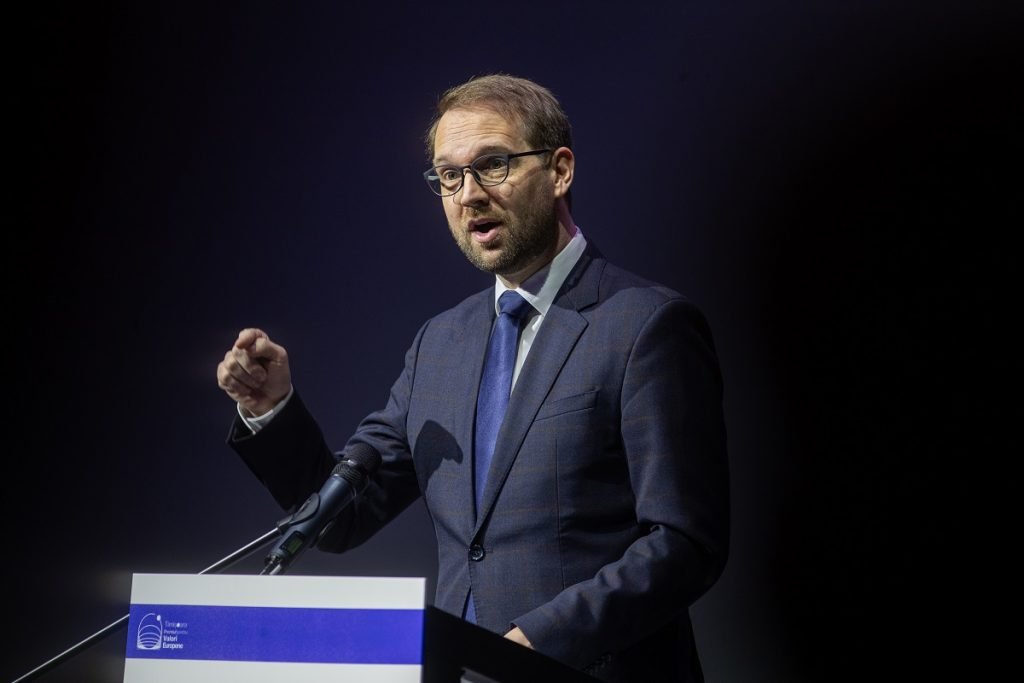 CCR confirmă legalitatea reformei pensiilor speciale și a vârstei de pensionare a magistraților Decizia Curții Constituționale a României (CCR) de miercuri marchează un moment important în procesul de consolidare a cadrului legislativ privind sistemul de pensii pentru anumite categorii privilegiate, precum și în reformarea statutului magistraților