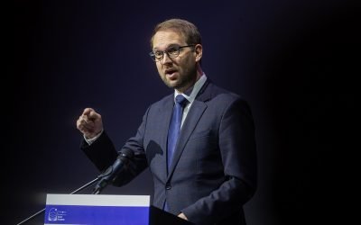 Fritz acuză o înțelegere PSD-AUR pentru menținerea lui Weber la Avocatul Poporului Liderul USR, Dominic Fritz, a lansat o acuzație dură la adresa PSD și AUR, afirmând că cele două partide au colaborat pentru a o menține pe Renate Weber în funcția de Avocat al Poporului