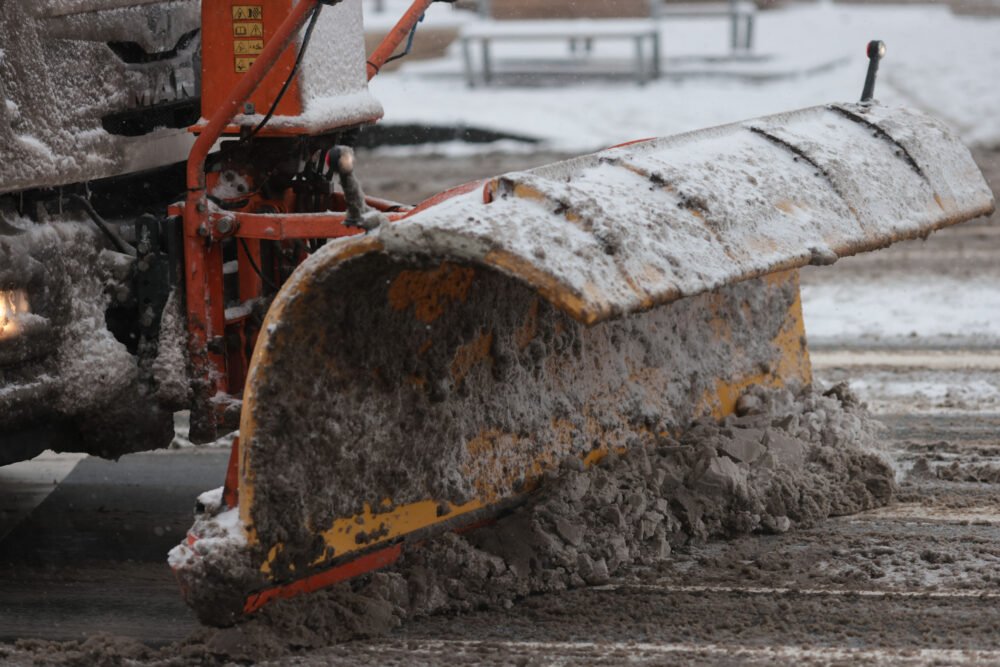 Capitala sub zăpadă: echipele de intervenție, pagube și măsuri pentru zilele următoare Ninsorile abundente și viscolul care au lovit Bucureștiul în ultimele 24 de ore au lăsat în urmă o amprentă vizibilă asupra orașului