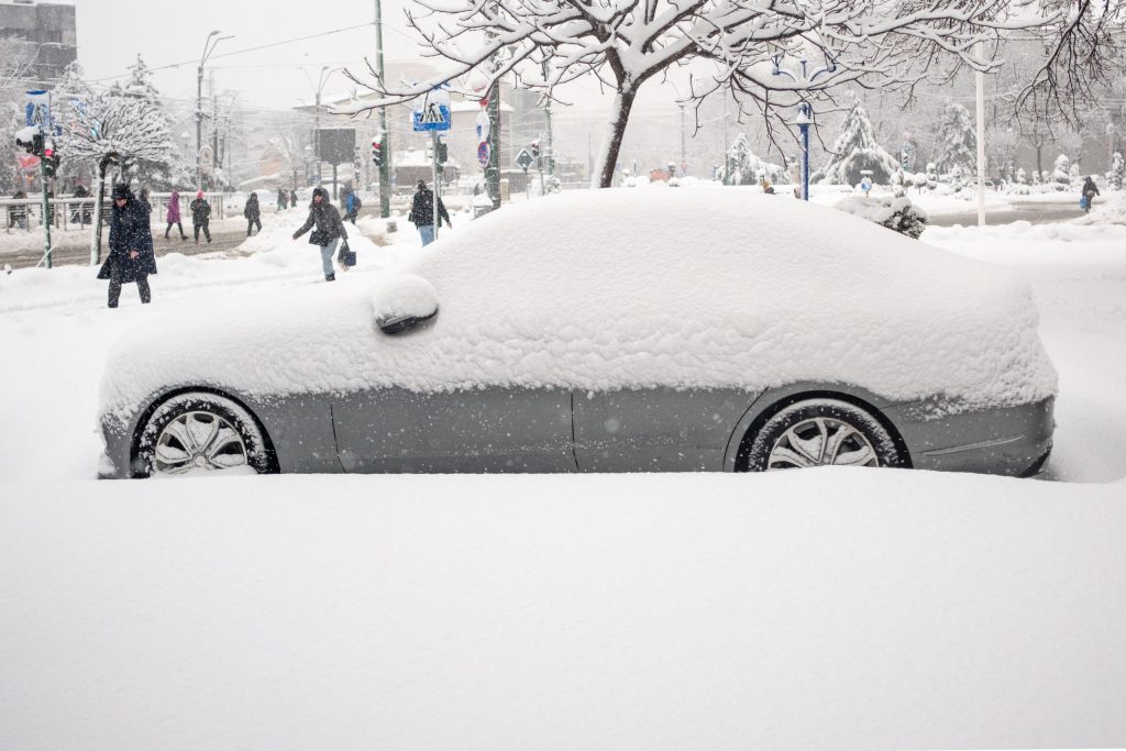 Bucureștiul, de câteva zile deja sub asediul ninsorilor abundente, continuă să fie o zonă afectată de condiții meteo severe
