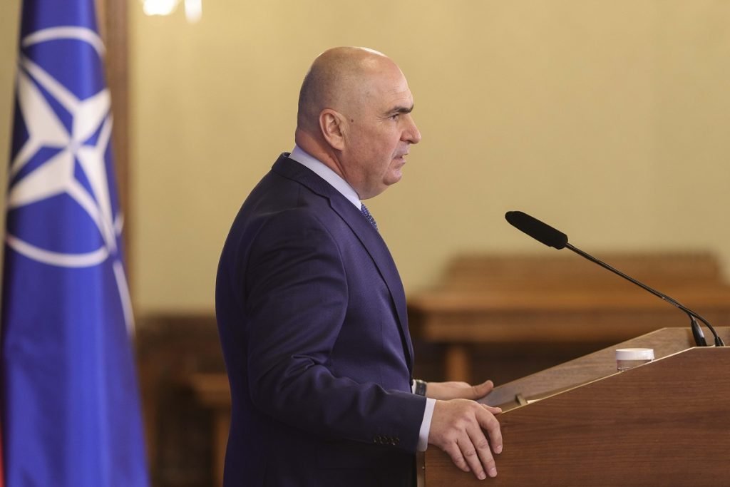 Premierul Ilie Bolojan a declarat miercuri într-o intervenție live la Digi24 că economia românească se află într-o situație critică, similară cu cea a unei familii care, ani de zile, a cheltuit mai mult decât și-a putut permite, ajungând să se împrumute pentru a acoperi diferite necesități