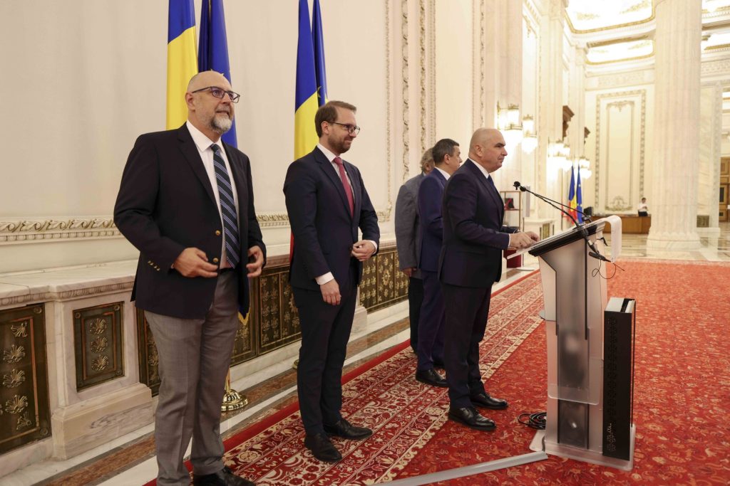 Kelemen Hunor avertizează: dacă austeritatea continuă, guvernarea va fi în pericol Liderul UDMR, Kelemen Hunor, a lansat un avertisment dur către Guvernul condus de Nicolae Bolojan, arătând că susținerea pentru actualul executiv s-ar putea prăbuși dacă măsurile de austeritate devin și mai dure și dacă o guvernare echitabilă nu va fi asigurată